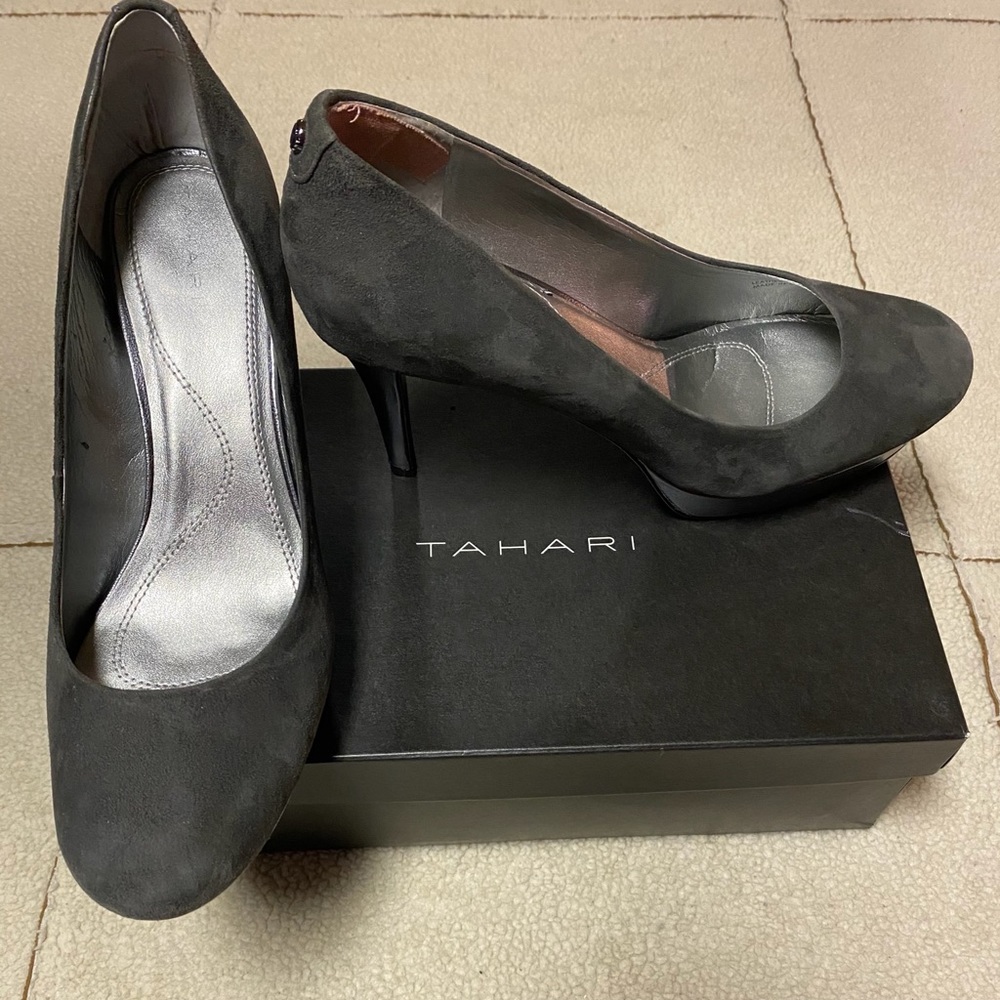 TAHARI - Platform Suede Heel
